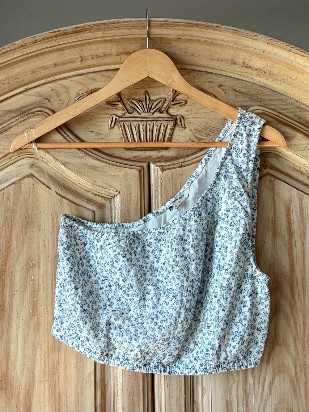 American Eagle Blue And White Floral Print One-Shoulder Top Size M NWT!